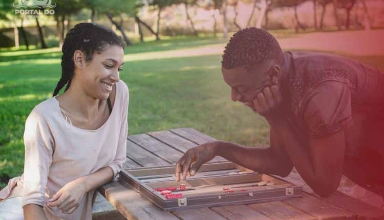 Quais jogos de tabuleiro de 2 a 4 jogadores são excelentes para 2 participantes?